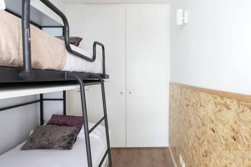 Entire apartment, 31 Sunny penthouse in the heart of Gracia with a spacious terrace in Barcelona Centre, Barcelona