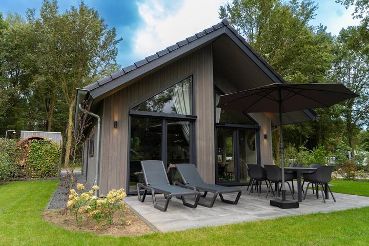 Vakantiehuis voor 6 personen, with tuin and sauna as well as terras and uitzicht op het meer in Oirschot