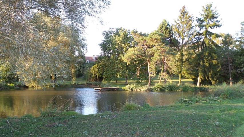 Chambre d’hôte pour 2 personnes, avec piscine et jardin ainsi que vue et bassin pour enfant