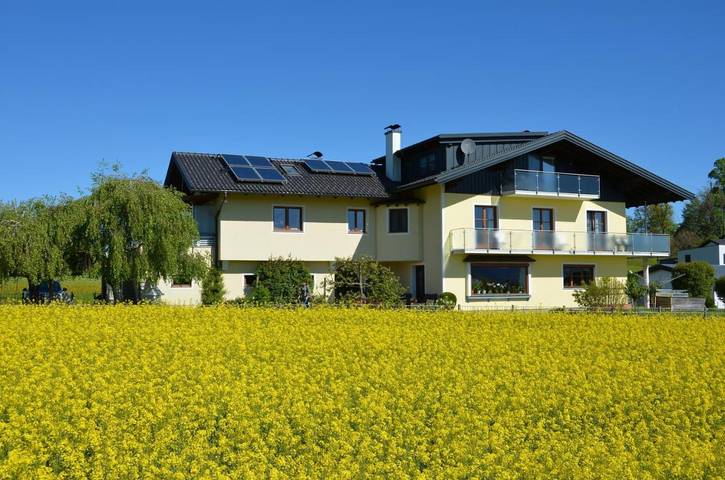 BnB für 4 Personen, mit Garten und Ausblick sowie Pool und Seeblick am Attersee