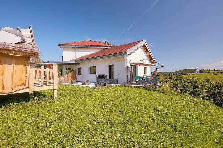 Gîte pour 13 personnes, avec terrasse et jardin dans Ouhans