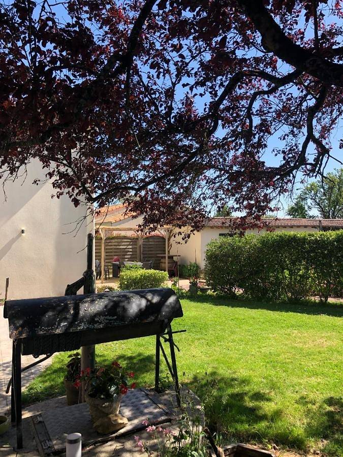 Maison d’hôte pour 4 personnes, avec terrasse et piscine ainsi que vue et jardin à Les Herbiers - 4