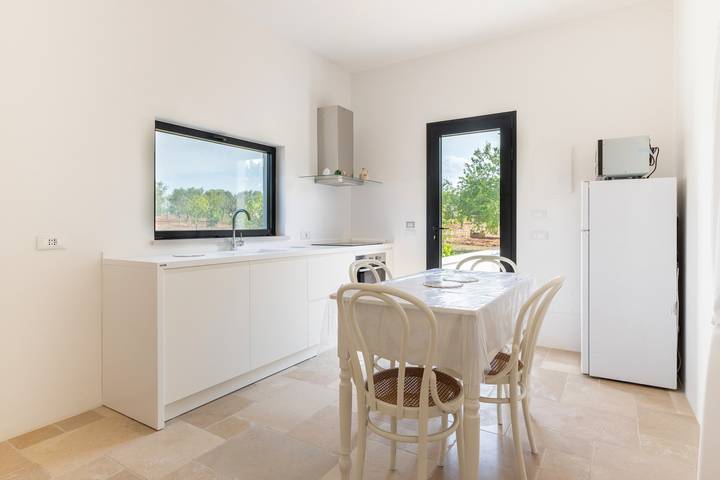 Villa 'Trullo Bianco Molillo' with Private Garden in Traghetto, Ostuni