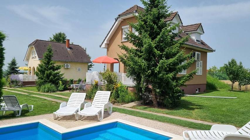 Ferienhaus für 8 Personen, mit Terrasse und Garten sowie Pool und Ausblick in Siofok