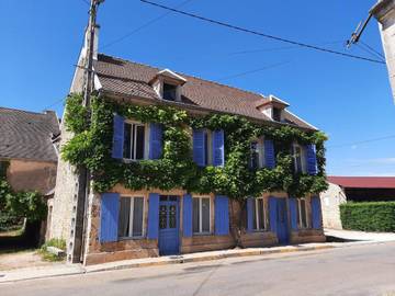 Gîte pour 11 personnes, avec terrasse à Montillot