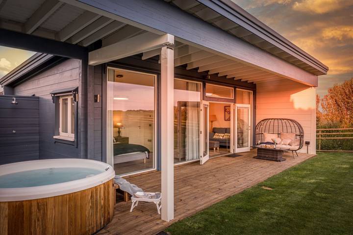 Cottage for 2 people, with Hot tub and Terrace in Georgeham