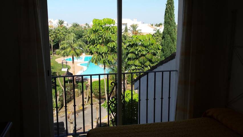 Apartamento para 4 personas, con jardín además de piscina y vistas, Se admiten mascotas en Costa Ballena