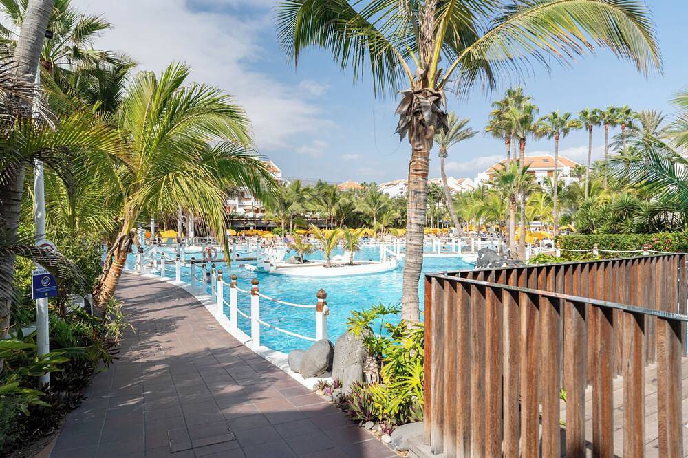 Luxurious Oceanfront Villa in Parque Santiago 3 in Playa de las Américas, Arona