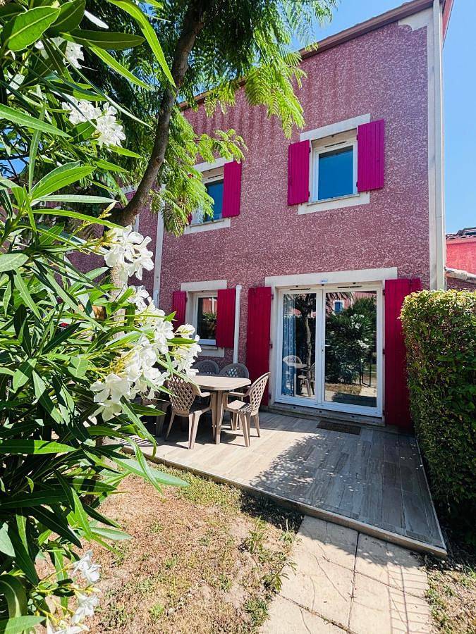 Casa de vacaciones para 4 personas, con vistas además de jardín y piscina - 1