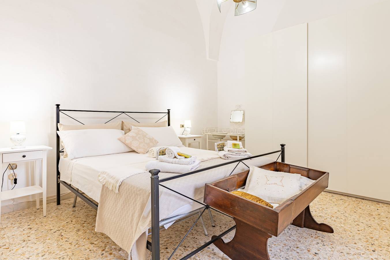 Appartamento intero, Appartamento 'Andreios' con terrazza privata, Wi-Fi e aria condizionata in Ostuni, Salento