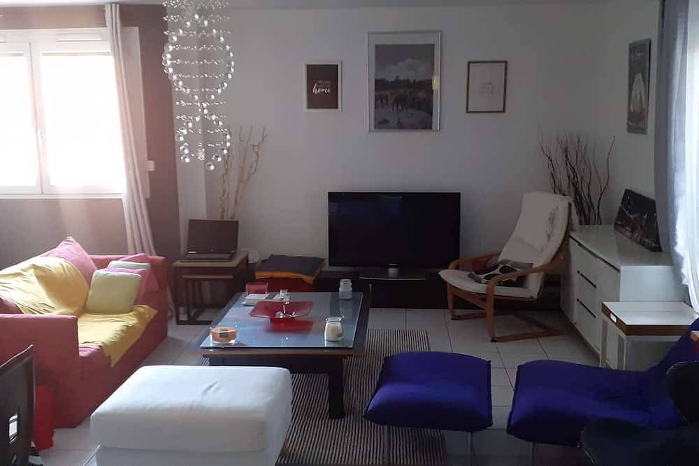 Entire apartment, 3 bedroom apartment, large living room, garden and terrace in Lognes, Seine-et-Marne