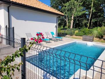 Cottage pour 5 personnes, avec vue ainsi que piscine et jardin à Lanzac