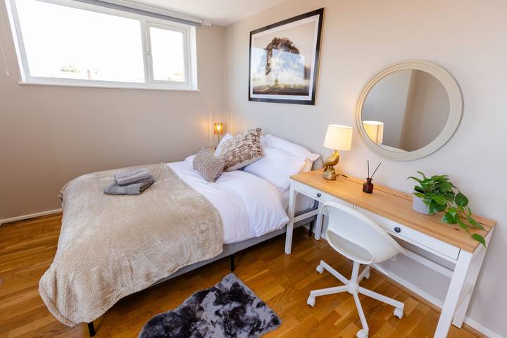 Entire holiday apartment, Apartment - Sleeps 6 - Parking - WiFi in Guildford, Surrey