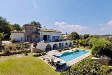 Location de vacances pour 13 personnes, avec jardin à Tanneron