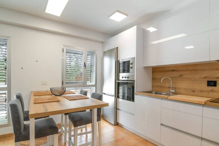 Apartamento entero, Vacaciones 'S Q Playa De Sardina' con vistas a la montaña, piscina compartida y Wi-Fi in Sardina del Norte, Gáldar