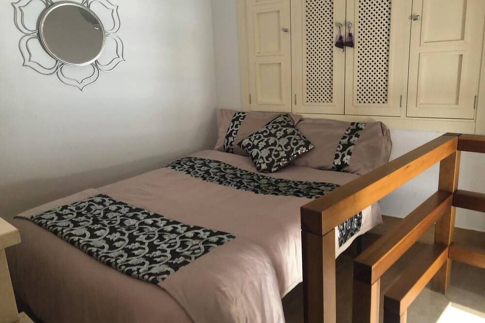 Quirky but stylish townhouse, heart of the old town, stunning views from terrace in Olvera, Pueblos Blancos