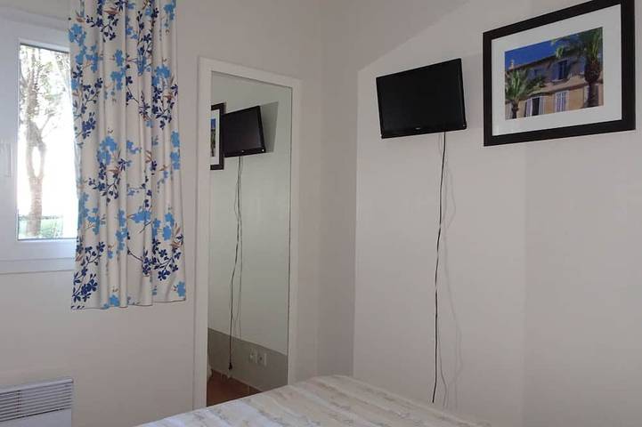 Appartement entier, Très beau T2 en rez-de jardin arboré avec piscine, vue mer, commerces et plage in La Coudoulière, Six-Fours-les-Plages