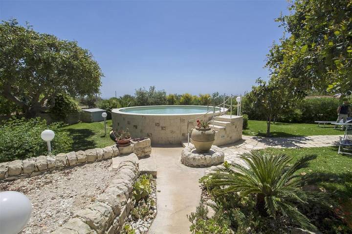 B&b per 2 persone, con terrazza e piscina nonché giardino e panorama in Ispica