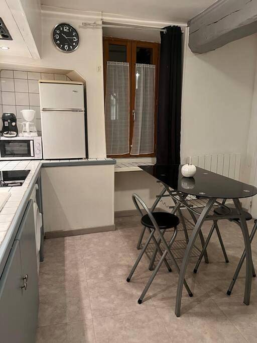 Appartement entier, One-Bedroom Apartment in Chablis, Région d'Auxerre