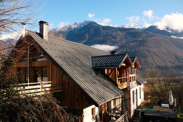 Gîte pour 17 personnes, avec jardin et vue, animaux acceptés à Saint-Alban-d'Hurtières