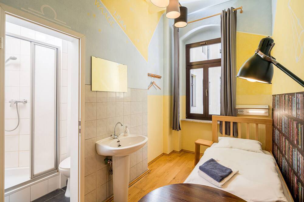 Einzelzimmer mit Dusche/Wc im Hostel Mondpalast in Dresden-Neustadt, Dresden