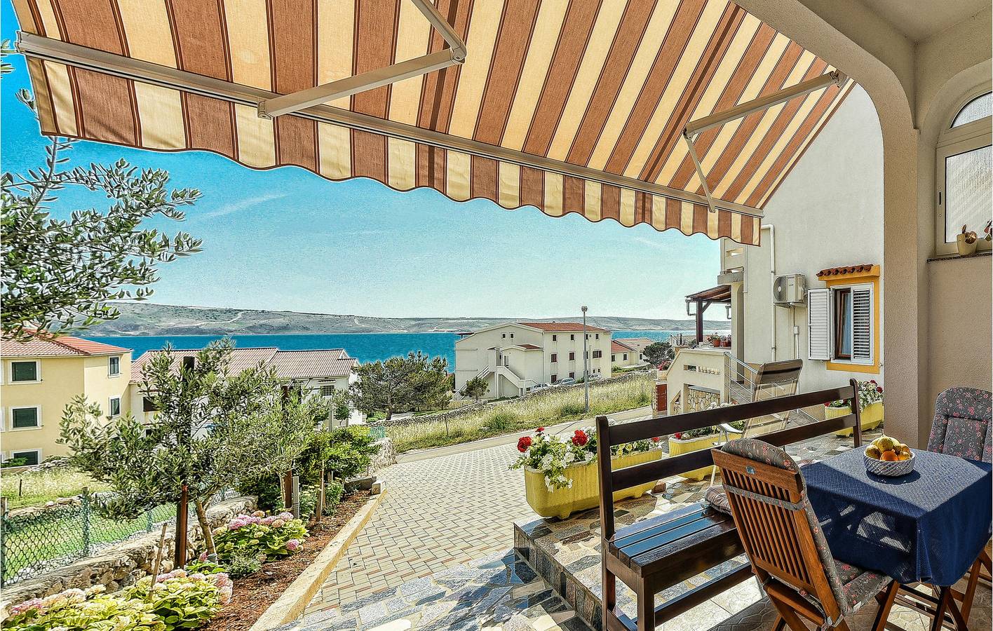 Appartement de vacances entier, Charmant appartement avec vue sur la mer, terrasse et barbecue, à 1,5 km de la plage in Kustići, Pag