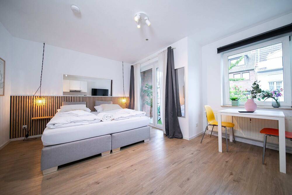 Entire apartment, Favorite Stays: Studio with Balcony | Kitchen | Messe in Neuss, Düsseldorf region