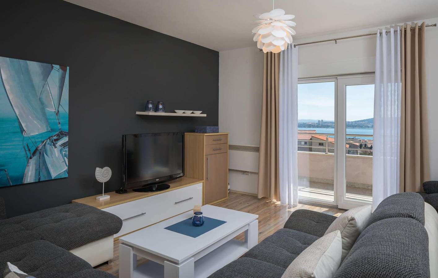 Ruhiges Apartment mit Meerblick und Pool in der Nähe von Kastel Gomilica in Kastel Sucurac, Kaštela