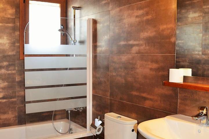 Ferienhaus für 15 Personen, mit Terrasse und Sauna sowie Whirlpool und Garten, mit Haustier in Girona - 4