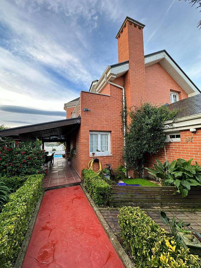 Chalet para 10 personas, con Terraza además de Jardín y Piscina en Comarca de Santander - 4