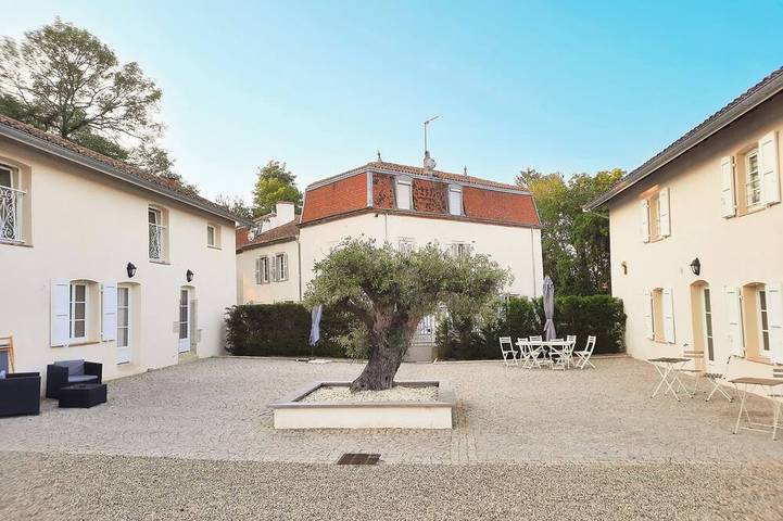 Gîte pour 6 personnes, avec piscine dans Chambéon