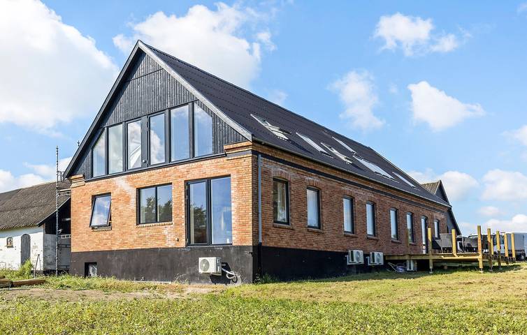 Ferieudlejning for 10 personer, med Terrasse og Have i Gudhjem