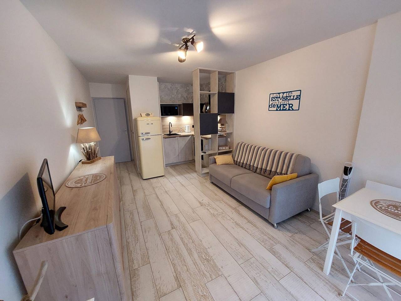 Studio entier, Studio au calme, plage et centre à pied, jardinet ensoleillé, parking privé in Saint-Georges-de-Didonne, Côte de Beauté