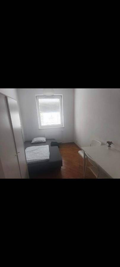 Nice room with 2 shared bathrooms ,Wc , 2km to old town -100m from Metro Szwedzka in Warszawa, Mazowsze