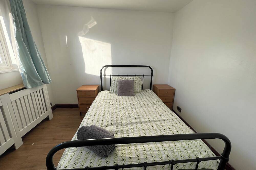 Peaceful 4-bedroom house in quaint stevenage perfect for families & contractors in Stevenage, Hertfordshire