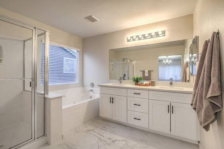 Vacation rental for 10 people, with yard and hot tub, with pets in Henderson