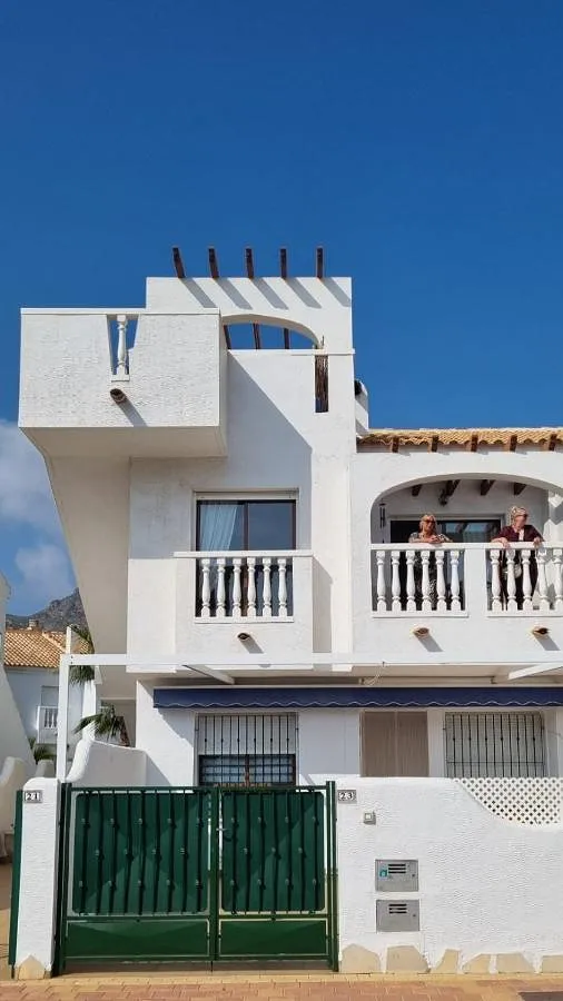 Apartamento de vacaciones para 6 personas, con jardín y vistas además de piscina para niños y piscina - 1