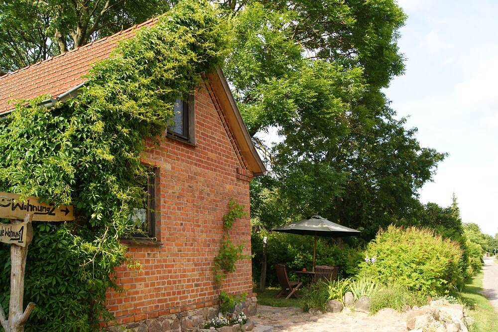 Ganze Wohnung, Alte Schule Groß Varchow, Wohnung 2 in Möllenhagen, Müritz