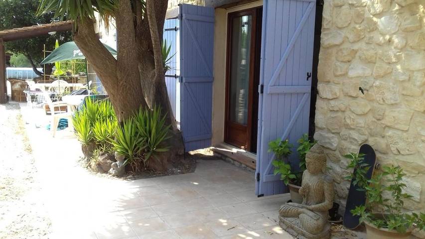 Gîte pour 3 personnes, avec vue ainsi que piscine et jardin, animaux acceptés à Saint-Estève - 4
