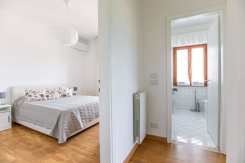 Villa near the sea exclusive garden, parking, wi -fi, bbq in Marina di Pietrasanta, Pietrasanta