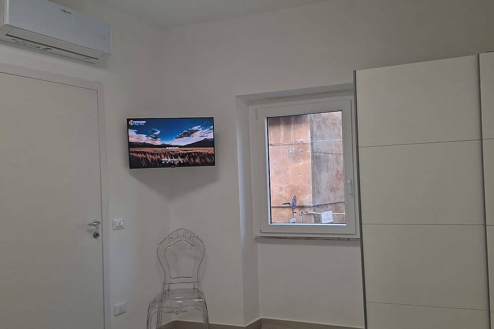 Entire apartment, The Little White House: Your elegant suite in the heart of downtown Tuscania in Tuscania, Viterbo Province