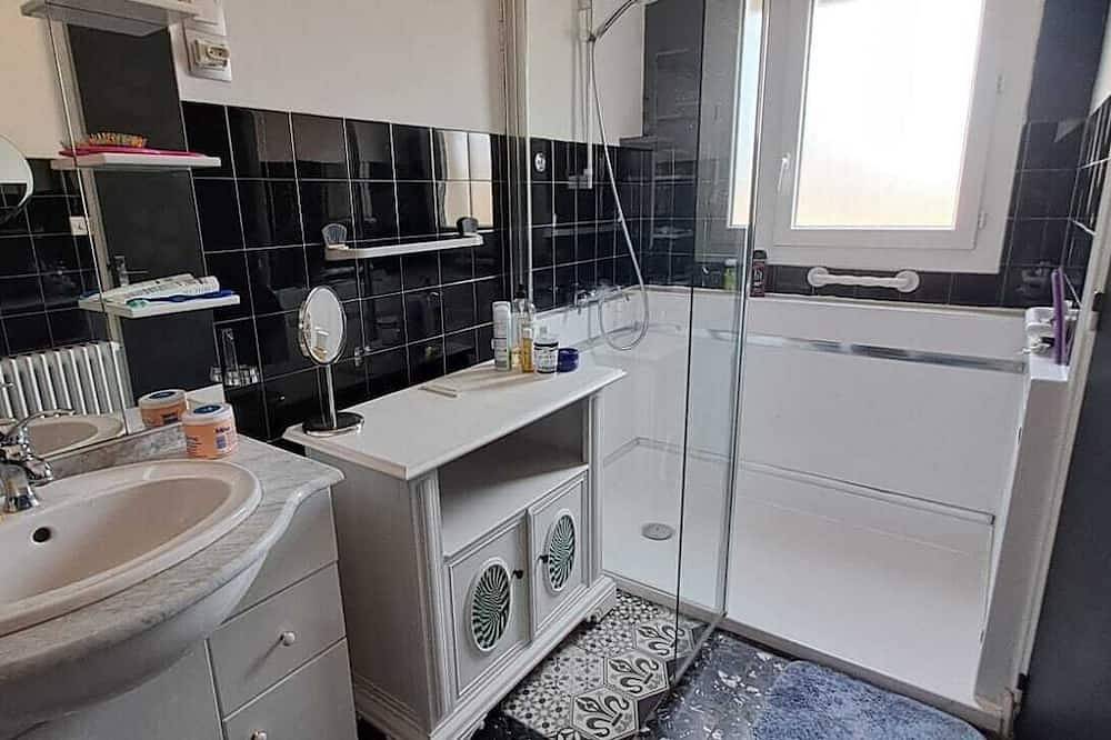 Exclusive triple room for 3 people, 1 baby. in Pélissanne, Region de Aix-en-Provence