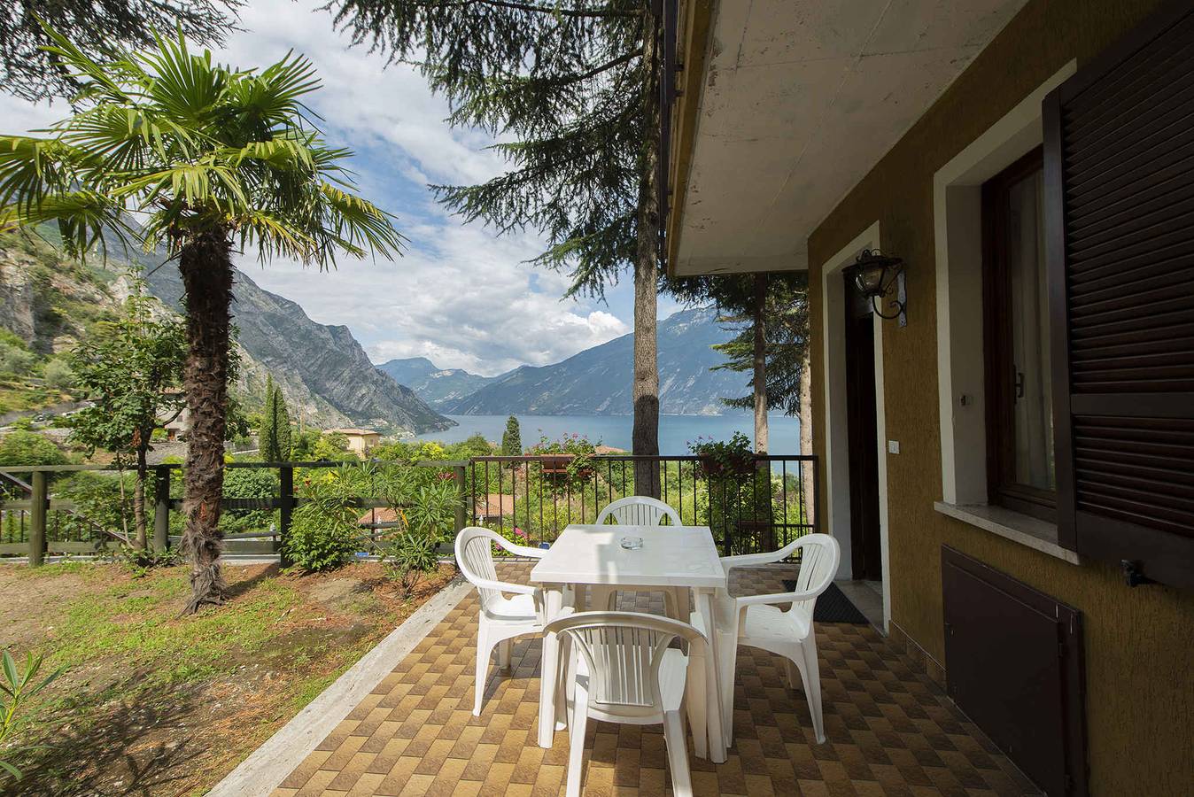 Entire vacation apartment, Holiday apartment mit Klimaanlage und Pool  in Limone sul Garda, Garda Mountains