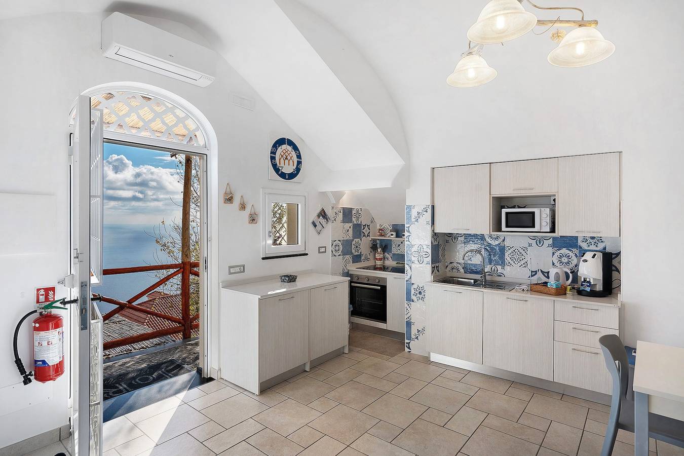 Ferienhaus 'Jorì Vista Amalfi' mit privatem Parkplatz, Meerblick-Terrasse und Klimaanlage in Tovere, Amalfiküste