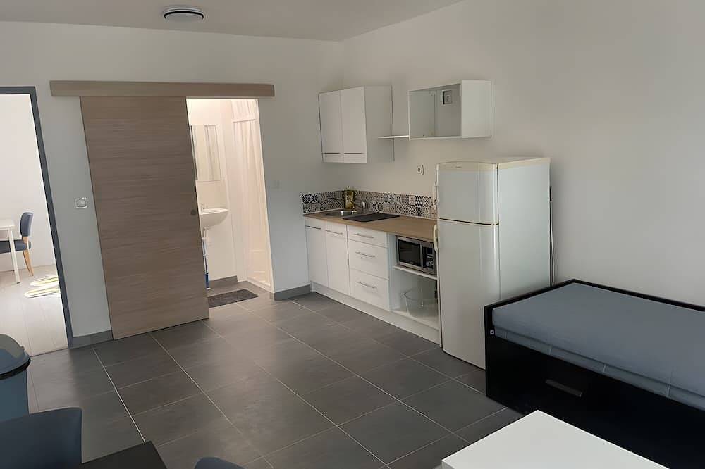 Apartamento entero, Apartamento 'B' con terraza privada y jardín compartido in Poussan, Côte d'Améthyste