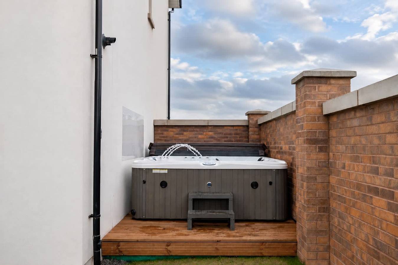 Hot Tub - Parking - Edinburgh Shawfair-Nr Hospital in Edinburgh, Edinburgh and Lothian