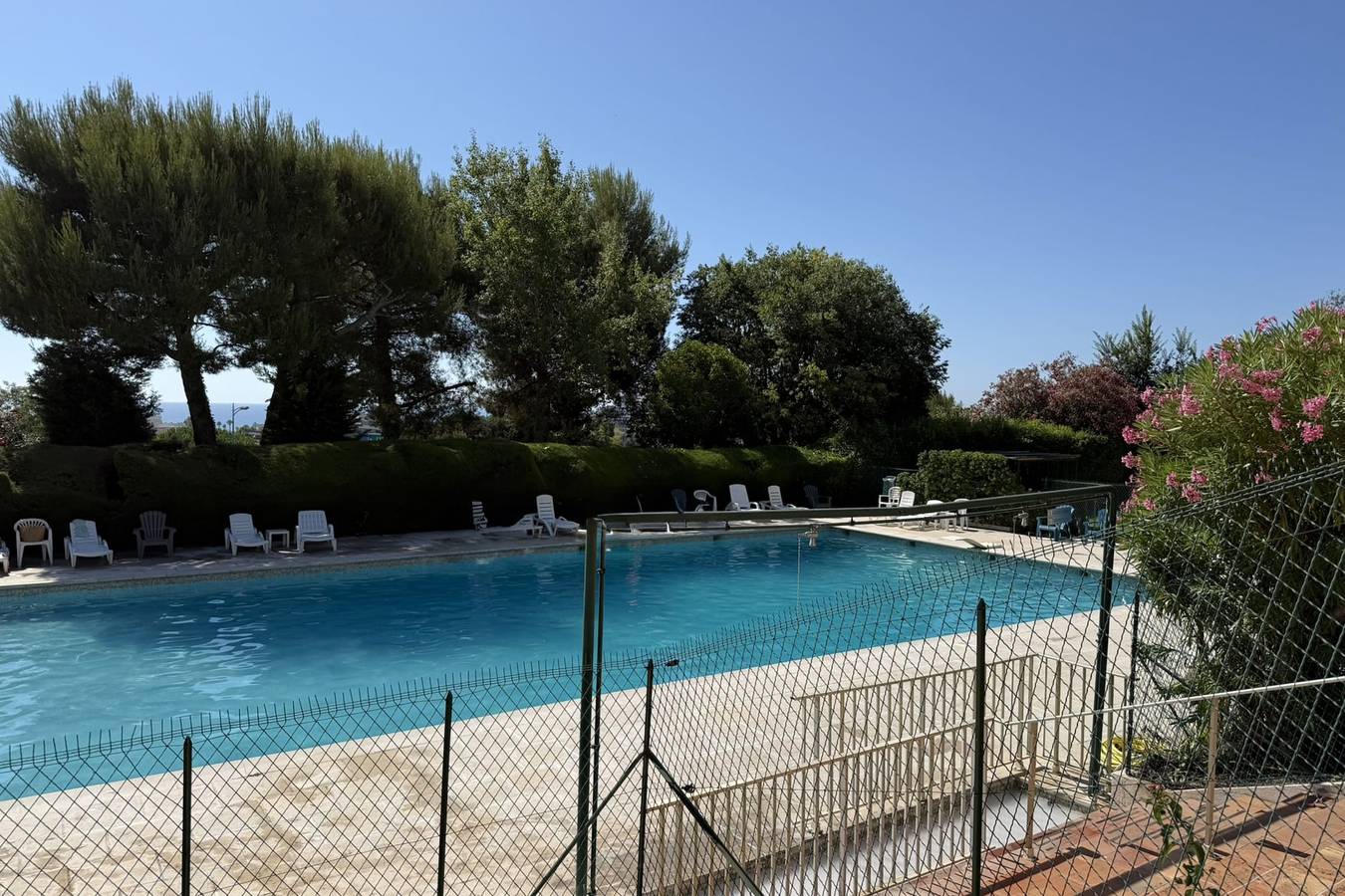 Entire holiday apartment, Beautiful 2-bedroom apartment with sea view - swimming pool - tennis court in Villeneuve-Loubet, Cannes region