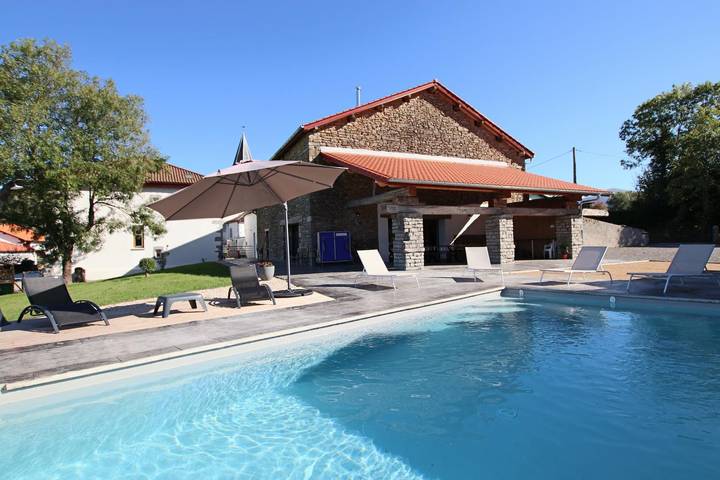Gîte pour 10 personnes, avec jardin ainsi que piscine et terrasse, adapté aux familles au Pays basque