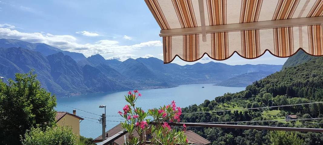 Ferienhaus für 4 Personen, mit Ausblick und Pool sowie Seeblick und Terrasse