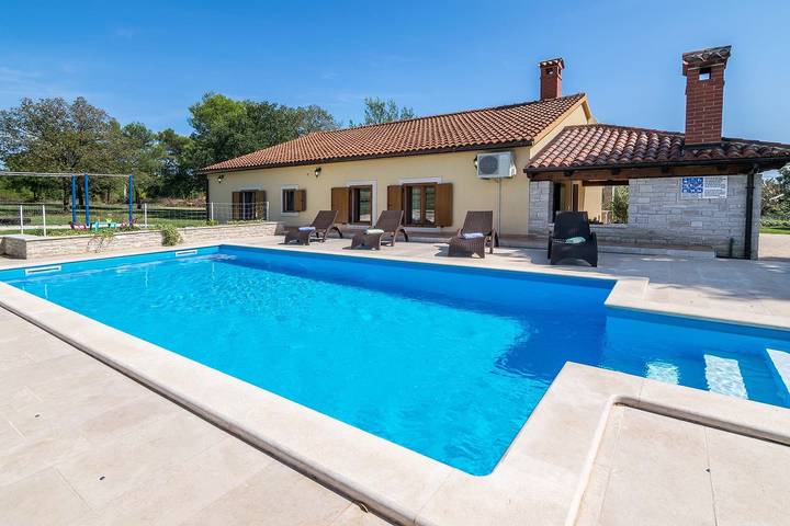 Villa pour 8 personnes, avec piscine et jardin à Barban